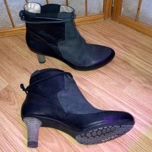 Tsubo Leather Heeled Booties Pointed Toes Ties Black Charcoal Grey sz 8